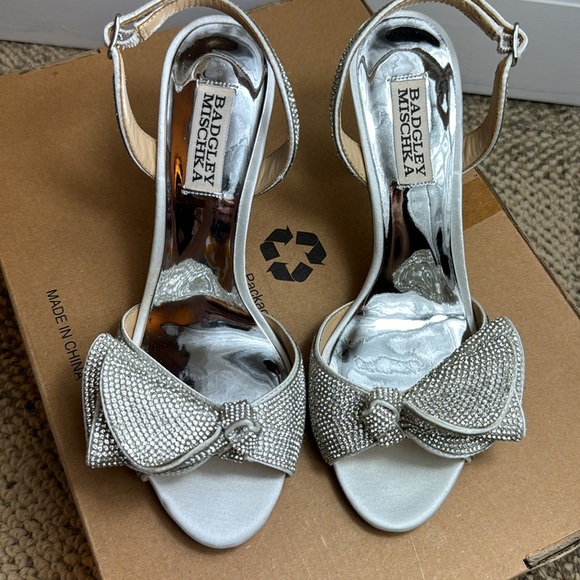 NWOT - Badgley Mischka Women's Rennie Heeled Sandal, Soft white, Size 6.5 😍🤍🩶 - Picture 6 of 17